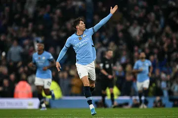 Pemain pertahanan Manchester City, John Stones menjaringkan gol lewat untuk mendapatkan satu mata dalam perlawanan Liga Perdana England (EPL) mereka menentang Arsenal. Keputusan ini mengekalkan kedudukan tempat pertama City di EPL.