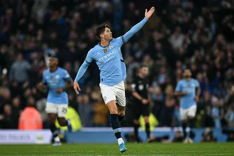 Pemain pertahanan Manchester City, John Stones menjaringkan gol lewat untuk mendapatkan satu mata dalam perlawanan Liga Perdana England (EPL) mereka menentang Arsenal. Keputusan ini mengekalkan kedudukan tempat pertama City di EPL.