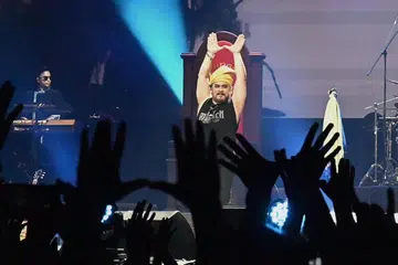 MANTAP: Wings mempersonakan penonton pada Sabtu malam dengan persembahan yang mantap dan menghiburkan dalam konsert ‘Wings - The Rock Emperor’.