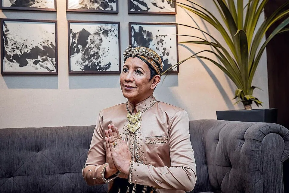 PENTINGKAN WARISAN: Roslan Shah menghasilkan lagu 'Rojak Maznah Ke Tuu!!!" bukan sahaja sebagai mengenang hasil peninggalan ibunya iaitu resipi rojak yang membawa pada perniagaan larisnya tetapi bagi menambah kerencaman lagu makanan di pasaran. - Foto BH oleh NUR DIYANA TAHA