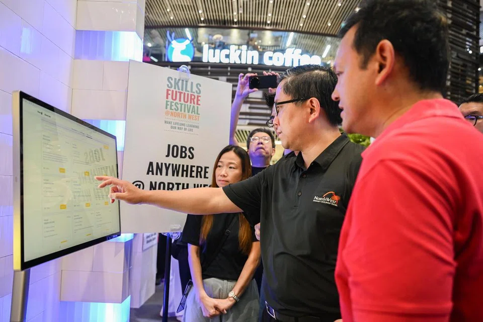 (Dari kanan) Menteri Negara Kanan (Pertahanan merangkap Kemampanan dan Sekitaran), Encik Zaqy Mohamad, dan Mayor Majlis Pembangunan Masyarakat (CDC) North West, Encik Alex Yam, mencuba portal ‘Jobs Anywhere @ North West’ terbaru di Causeway Point pada 2 Ogos.