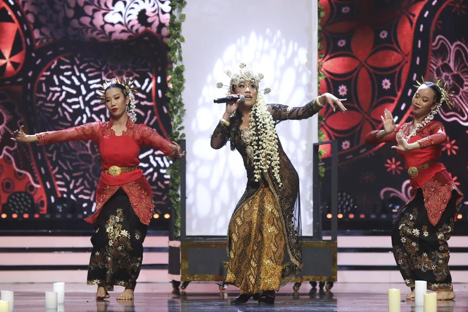 Sheila Abdull (tengah) tampil anggun dengan busana Jawa ketika menyanyikan lagu dengan sisipan bahasa Sunda, ‘Es Lilin’.
