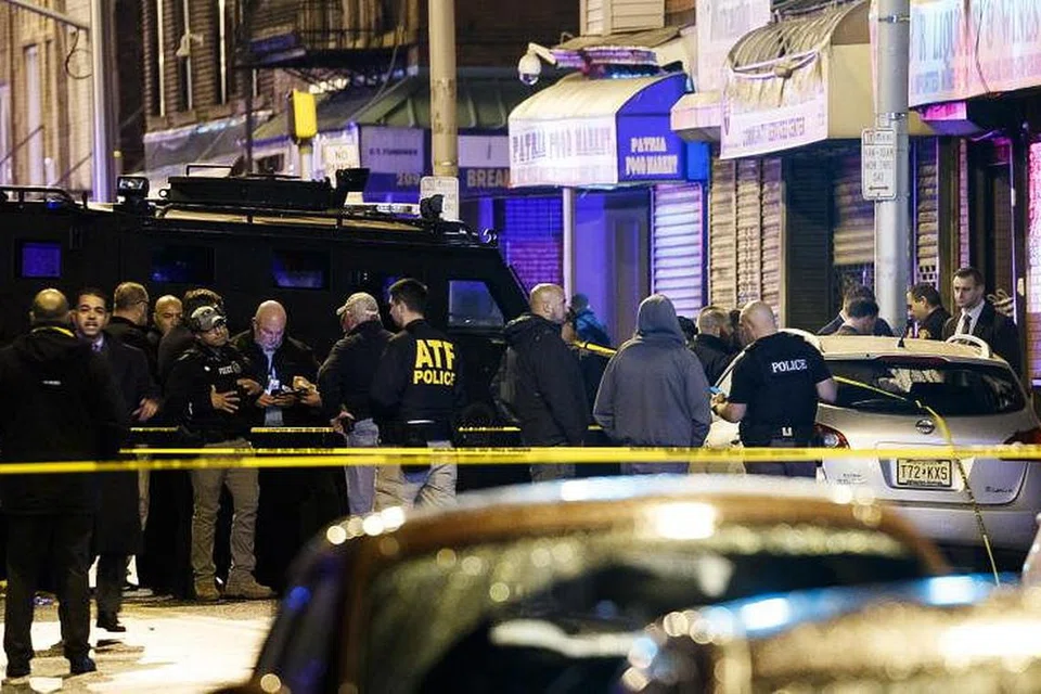 Pegawai polis menghadang dan menyiasat tempat kejadian tembak-menembak di New Jersey, Amerika Syarikat. FOTO:EPA