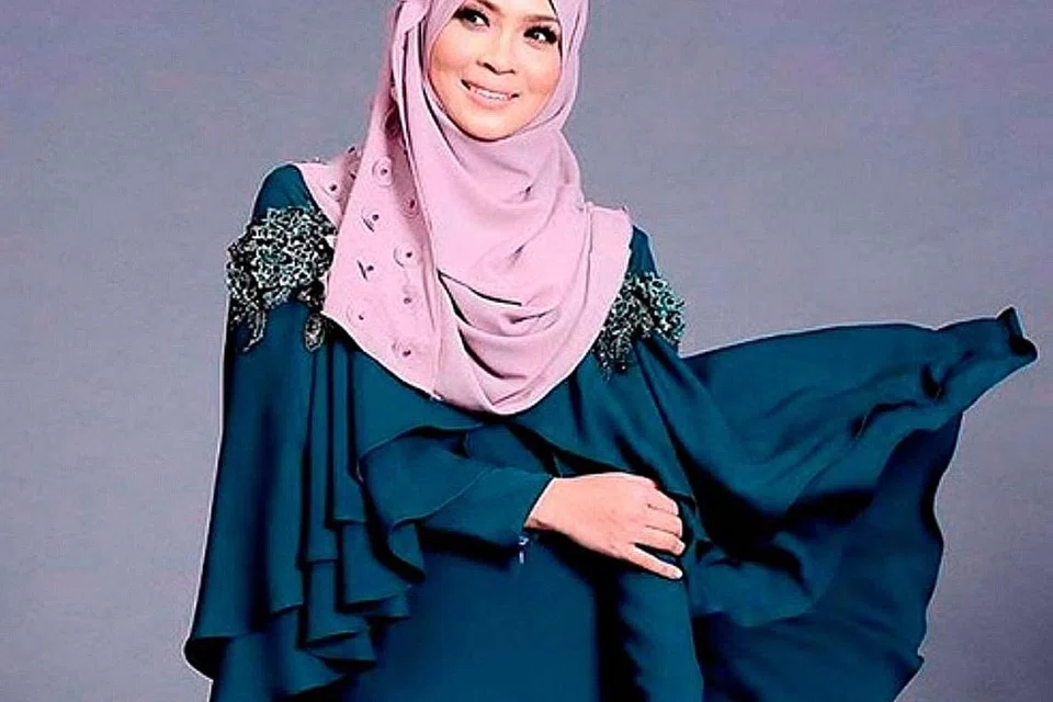 KEKAL 'MENYENGAT' SEPERTI DULU: Siti Nordiana, yang mesra dengan panggilan Nana, menampakkan kesungguhan menghasilkan karya bermutu 'Tetap Mencintai', yang berdaya membawa kenangan irama ala 1990-an. - Foto TV14