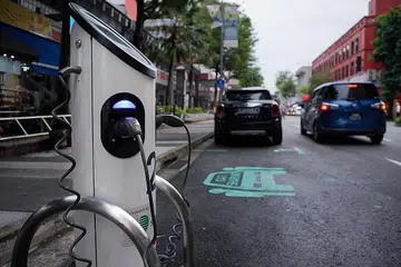 MULA DIPASANG: Tempat letak kereta di lapan bandar HDB akan dipasang dengan tempat mengecas kenderaan elektrik (EV) pada 2025. - Foto ZAOBAO