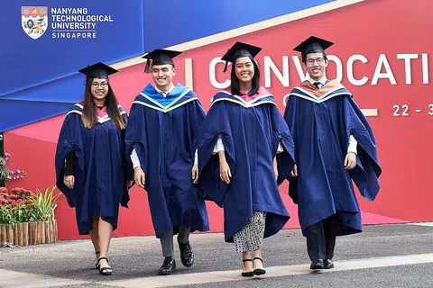 BIJAK DAN BERWAWASAN: Empat siswazah NTU ini telah berjaya meraih ijazah Sarjana Muda dengan Kepujian Tertinggi dalam bidang masing-masing. (Dari kiri) Cik Dian Nadia Muhamad Tahir, Encik Muhammad Hilmi Rahman, Cik Aisyah Yusoff dan Encik Rifdi Rosly. - Foto BH oleh ROSLEE ABDUL RAZAK
