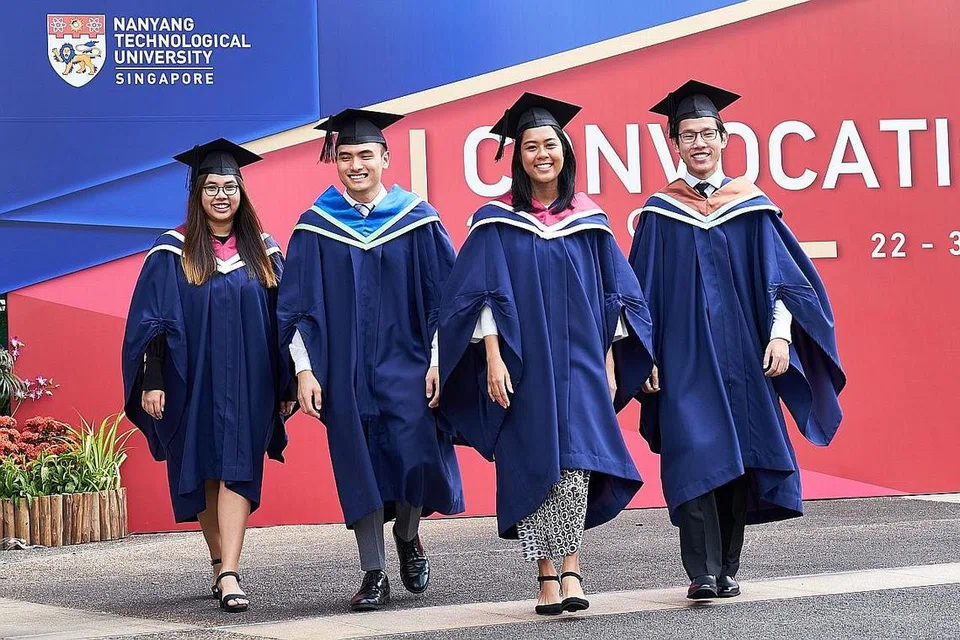 BIJAK DAN BERWAWASAN: Empat siswazah NTU ini telah berjaya meraih ijazah Sarjana Muda dengan Kepujian Tertinggi dalam bidang masing-masing. (Dari kiri) Cik Dian Nadia Muhamad Tahir, Encik Muhammad Hilmi Rahman, Cik Aisyah Yusoff dan Encik Rifdi Rosly. - Foto BH oleh ROSLEE ABDUL RAZAK