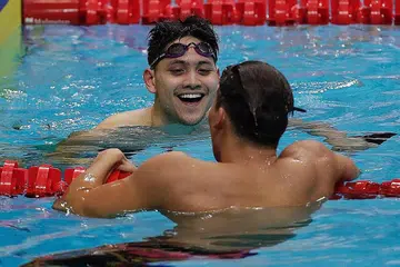 TERUS MENGEJAR KEJAYAAN: Selepas menunjukkan persembahan yang cemerlang sepanjang tahun lalu terutama dalam temasya Sukan Asia, jaguh Olimpik negara, Joseph Schooling (menghadap kamera), kini berada di landasan merangkul anugerah Olahragawan Negara buat kali kelima berturut-turut. - Foto fail