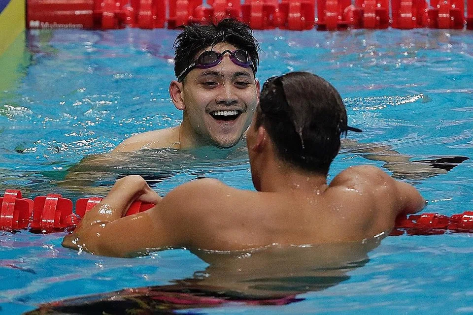 TERUS MENGEJAR KEJAYAAN: Selepas menunjukkan persembahan yang cemerlang sepanjang tahun lalu terutama dalam temasya Sukan Asia, jaguh Olimpik negara, Joseph Schooling (menghadap kamera), kini berada di landasan merangkul anugerah Olahragawan Negara buat kali kelima berturut-turut. - Foto fail