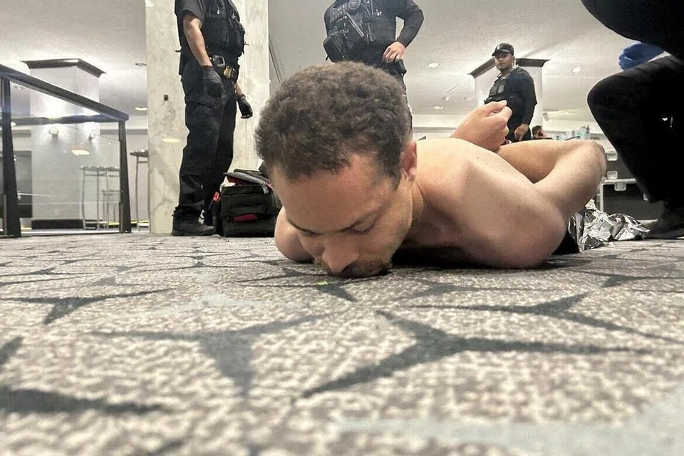 Anggota penguat kuasa undang-undang menahan Cole Tomas Allen, suspek dalam insiden tembakan semasa majlis makan malam Persatuan Wartawan Rumah Putih, di Washington, D.C., Amerika Syarikat, 25 April 2026.