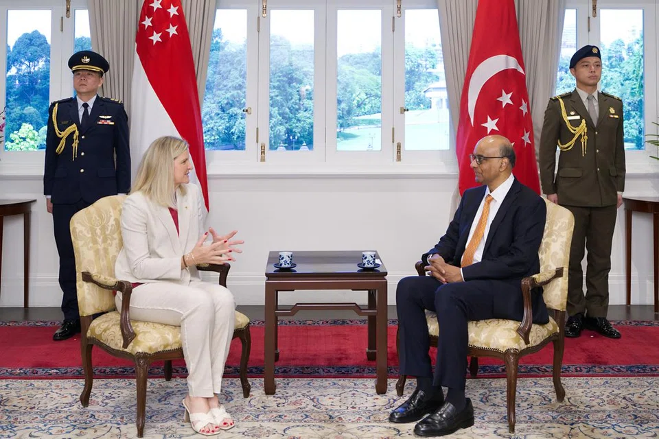 Presiden Jawatankuasa Olimpik Antarabangsa (IOC), Kirsty Coventry (kiri) bertemu Presiden Tharman Shanmugaratnam pada hari pertama lawatannya ke Singapura. 