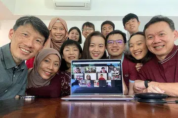 PERERAT HUBUNGAN KELUARGA: Cik Jue Wen Too (dua dari kanan) bersama ahli keluarganya dan keluarga pak ciknya meraikan Tahun Baru Cina dengan memanfaatkan perisian Zoom bagi 'mengunjungi' saudara-mara yang berada di luar negara, termasuk moyangnya yang tinggal di Seremban, Negri Sembilan. - Foto BH oleh JUEWEN TOO