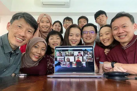 PERERAT HUBUNGAN KELUARGA: Cik Jue Wen Too (dua dari kanan) bersama ahli keluarganya dan keluarga pak ciknya meraikan Tahun Baru Cina dengan memanfaatkan perisian Zoom bagi 'mengunjungi' saudara-mara yang berada di luar negara, termasuk moyangnya yang tinggal di Seremban, Negri Sembilan. - Foto BH oleh JUEWEN TOO