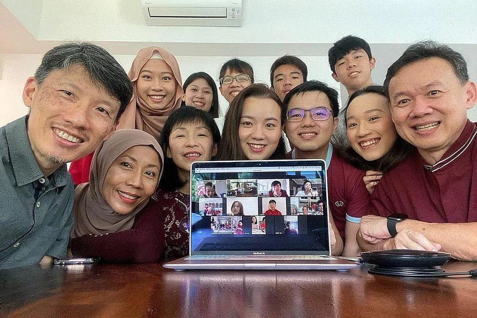 PERERAT HUBUNGAN KELUARGA: Cik Jue Wen Too (dua dari kanan) bersama ahli keluarganya dan keluarga pak ciknya meraikan Tahun Baru Cina dengan memanfaatkan perisian Zoom bagi 'mengunjungi' saudara-mara yang berada di luar negara, termasuk moyangnya yang tinggal di Seremban, Negri Sembilan. - Foto BH oleh JUEWEN TOO