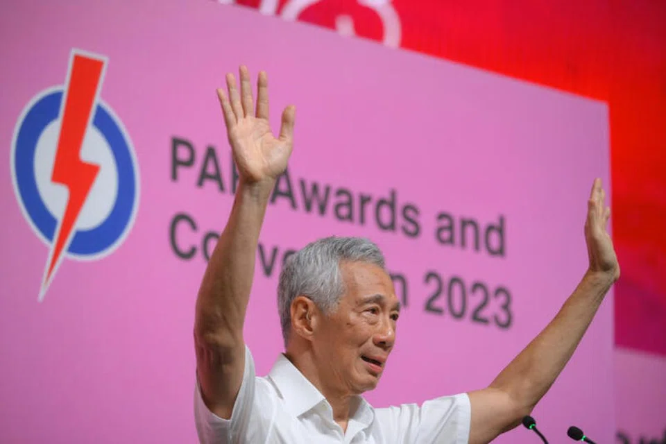 SEBAK DI HUJUNG UCAPAN: Encik Lee sebak mengenang pengalaman beliau berkhidmat kepada Singapura pada hujung ucapannya. Beliau menerima sorakan gemuruh daripada para hadirin yang turut berdiri memberi tepukan.