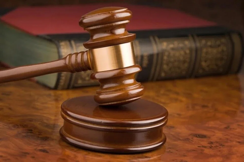 Mahkamah Tinggi Johor Bahru menjatuhkan hukuman gantung sampai mati ke atas tiga lelaki yang didapati bersalah mengedar dadah lebih satu tan.