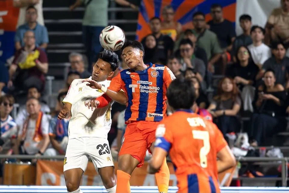 FC Jurong (jersi oren) teruskan rentak cemerlang awal musim selepas menundukkan Hougang United 3-0 pada 18 September, sekali gus mengekalkan rekod bersih dua kemenangan berturut-turut dalam Liga Perdana Singapura.