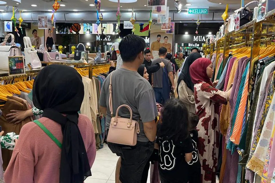 Kedai pakaian di Jalan Tuanku Abdul Rahman, Kuala Lumpur, menjadi tumpuan pelanggan mendapatkan persalinan Aidilfitri pada harga mampu milik.