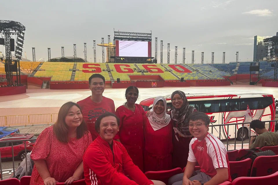 (de pie desde la izquierda) Nuestros traductores, Sra. Koh Hui Wen; Sr. Foong Wei Xiong; Sra. Chandrala Kalyanasundaram; Sra. Sansa Salleh; La Sra. Nurussolehah Jaini y la Sra. Shanthi Natarajan no están en la imagen, que están involucradas en el Día Nacional de 2025 (NDP) en el Padang. Sentados están el Sr. Harie Azhari (izquierda) y la Sra. Rachel Pang (derecha). 