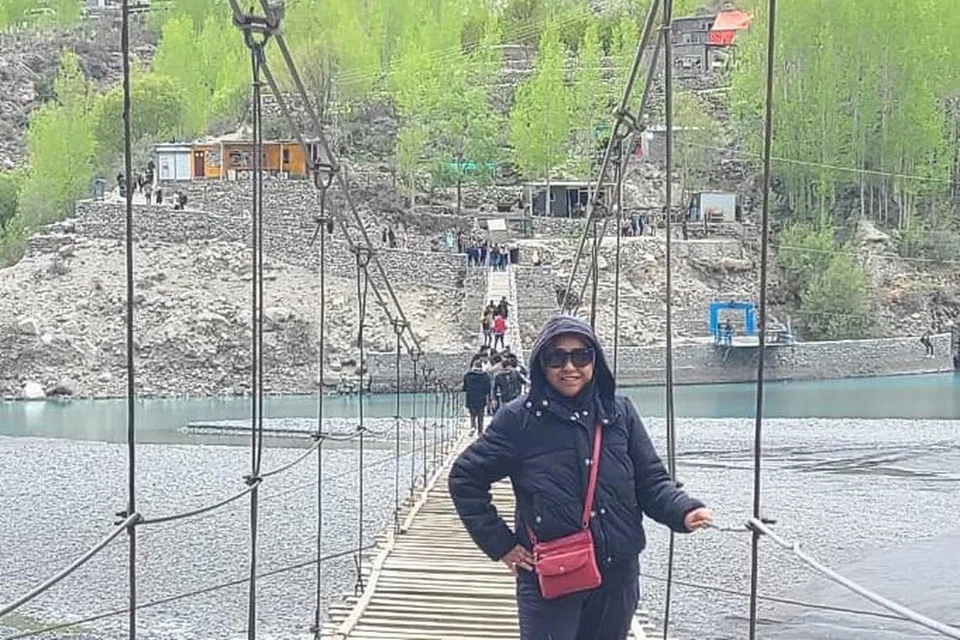 Cik Adilah gembira berjaya melintasi jembatan gantung berbahaya yang terkenal, Hussaini Hanging Bridge, sambil menaiki zipline, di daerah berdekatan Hunza Valley ini. 
