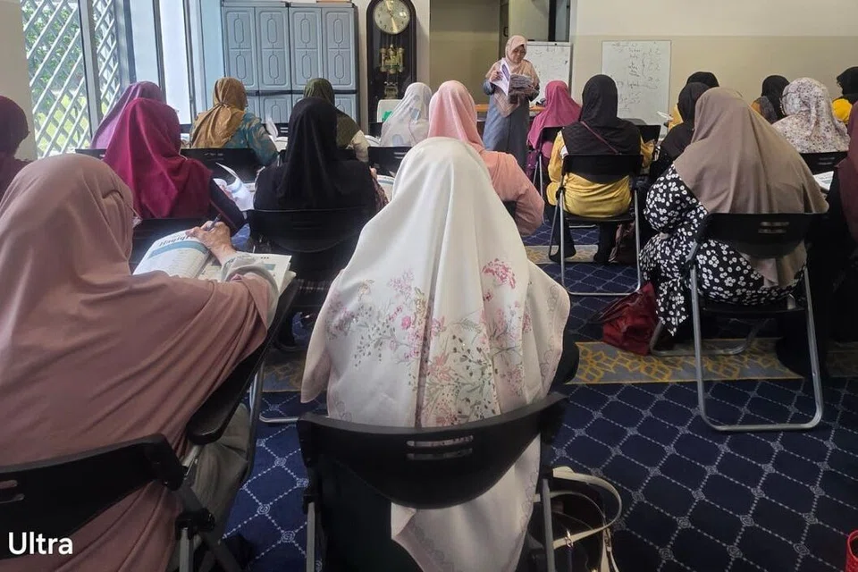 Ustazah Ramlah Marjo mengendalikan Kelas Tajwid Muslimah 2026 yang diadakan dua kali sebulan pada Khamis. Sesi bimbingan tersebut diadakan di Dewan Solat Muslimah di Aras 2 sepanjang tempoh kerja naik taraf masjid. Bagi memastikan kelancaran kelas, seramai 85 peserta yang hadir dibahagikan kepada dua kumpulan.
