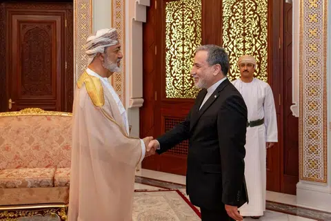 enteri Luar Iran, Abbas Araghchi (dua dari kanan), bertemu Sultan Oman, Haitham bin Tariq (kiri) , di Istana Al Baraka, Muscat, Oman, pada 26 April 2026, sebelum meneruskan lawatan ke Russia bagi rundingan lanjut. Lawatan ini berlaku di tengah usaha diplomatik serantau yang giat dijalankan ketika rundingan damai antara Tehran dan Washington masih buntu susulan pembatalan perbincangan yang dirancang di Pakistan. 