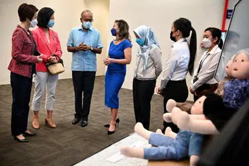 (Dari kiri) Menteri Negara (Perdagangan dan Perusahaan), Cik Low Yen Ling, Menteri Negara Kanan (Pembangunan Negara merangkap Ehwal Luar), Cik Sim Ann, Encik Shanmugam, Pengerusi dan pengarah SG Her Empowerment Limited (SHE), Cik Stefanie Thio dan Setiausaha Parlimen Kanan (Perhubungan dan Penerangan merangkap Kesihatan), Cik Rahayu Mahzam mengunjungi pameran jenayah seksual di Kompleks Cantonment Polis.