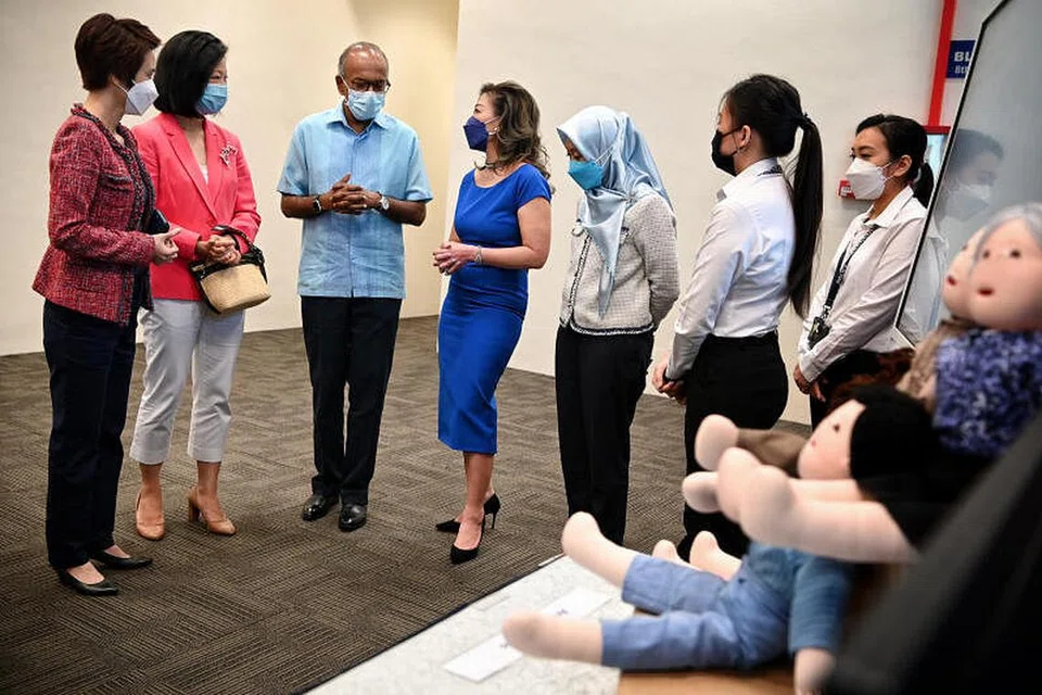 (Dari kiri) Menteri Negara (Perdagangan dan Perusahaan), Cik Low Yen Ling, Menteri Negara Kanan (Pembangunan Negara merangkap Ehwal Luar), Cik Sim Ann, Encik Shanmugam, Pengerusi dan pengarah SG Her Empowerment Limited (SHE), Cik Stefanie Thio dan Setiausaha Parlimen Kanan (Perhubungan dan Penerangan merangkap Kesihatan), Cik Rahayu Mahzam mengunjungi pameran jenayah seksual di Kompleks Cantonment Polis.