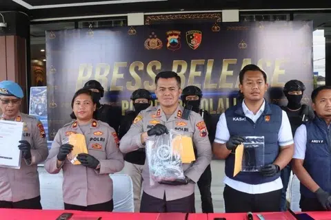 Polis menunjukkan bahan bukti ketika sidang media mengenai kes maut akibat sate beracun di Boyolali, Jawa Tengah.