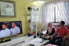 DILINDUNGI: Encik Safaruan Hashim, 56 tahun, dan isterinya, Cik Fatimah Yahaya, 50 tahun, melahirkan perasaan lega dan gembira dilindungi dengan Tatakelakuan bagi Pemegang Lesen Elektrik Runcit. - Foto ihsan SAFARUAN HASHIM