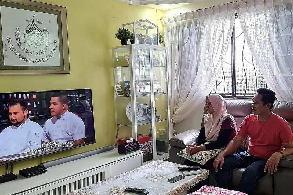 DILINDUNGI: Encik Safaruan Hashim, 56 tahun, dan isterinya, Cik Fatimah Yahaya, 50 tahun, melahirkan perasaan lega dan gembira dilindungi dengan Tatakelakuan bagi Pemegang Lesen Elektrik Runcit. - Foto ihsan SAFARUAN HASHIM