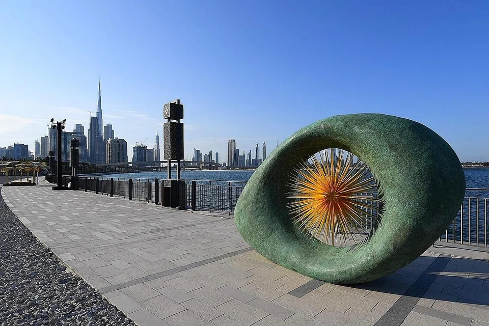 TERSERGAM DI JALANAN: Salah satu rekaan seni sempena Minggu Rekaan Dubai yang berlangsung pada bulan lalu. Sejak sedekad lalu seni di UAE kian berkembang, terutama dengan pembukaan muzium Louvre Abu Dhabi pada 2017. - Foto AFP