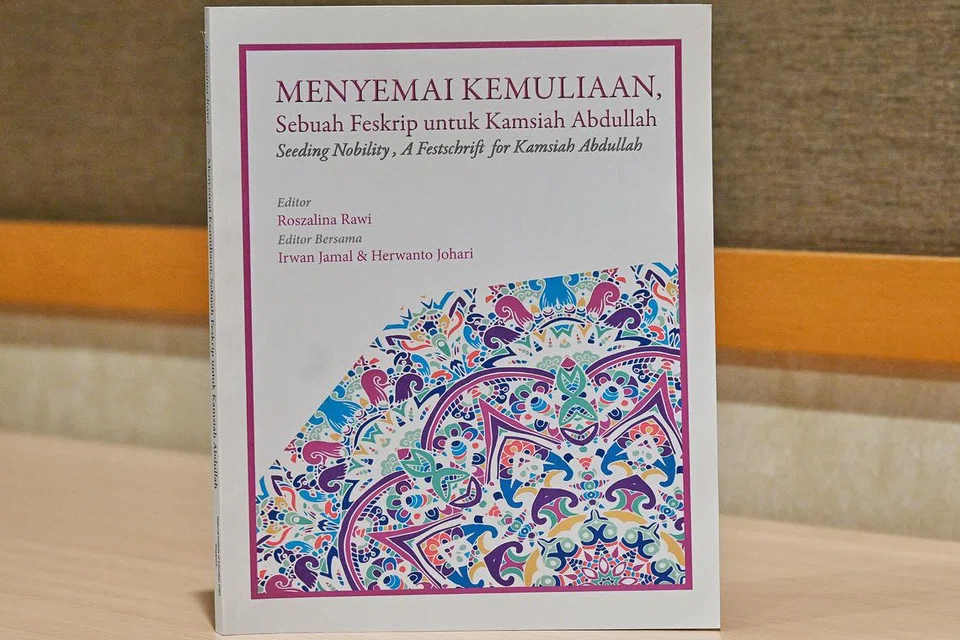 Terbitan dedikasi bertajuk, ‘Menyemai Kemuliaan: Sebuah Feskrip untuk Kamsiah Abdullah’, yang memuatkan esei penghargaan rakan seperjuangan dan bekas pelajar terhadap Dr Kamsiah Abdullah. Ia boleh dibaca melalui pautan, https://ntu.sg/nie-dr-kamsiah.