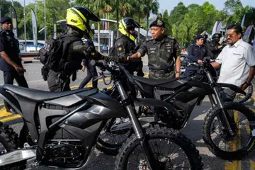Ketua Polis Negara, Tan Sri Mohd Khalid Ismail, bersalaman dengan anggota Pasukan Gerakan Am (PGA) yang ditugaskan dengan E-Bike pada Majlis Penyerahan Aset kepada PGA di Ibu Pejabat Polis Diraja Malaysia (PDRM) Bukit Aman, Kuala Lumpur, pada 19 Ogos.