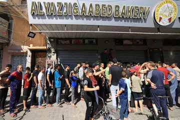 KRISIS KEMANUSIAAN: Penduduk Palestin beratur untuk mencari roti di Khan Yunis, selatan Jaluran Gaza pada Ahad sedang tentera Israel bersiap sedia untuk menawan Kota Gaza dan melumpuhkan kumpulan Hamas.
