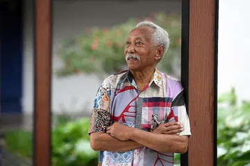 BUSANA MENTERI DAN VIP: Baju dengan corak batik ciptaan Allahyarham Sarkasi Said menjadi pilihan menteri dan anggota parlimen dalam banyak NDP. - Foto FACEBOOK ENCIK MASAGOS ZULKIFLI MASAGOS MOHAMAD 'LUAH TUMPAH KE NASI': Ika Zahri Sarkasi (kiri) mengikuti jejak langkah bapanya dalam menghidupkan seni tradisional lukisan batik. - Foto fail