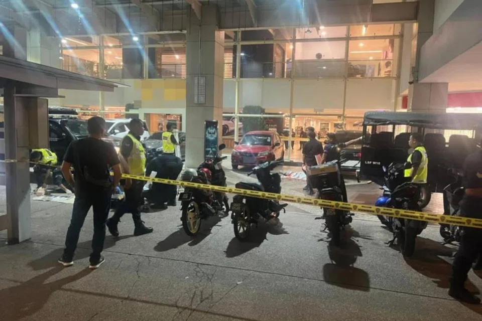 Polis menjalankan siasatan selepas dua lelaki maut ditembak sekumpulan suspek di hadapan sebuah pusat beli belah dekat Cheras, Kuala Lumpur, pada tengah malam 17 Jun.