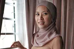 BINA KERJAYA BARU: Kini bertugas sebagai eksekutif media dan perhubungan di sebuah persatuan perniagaan, Cik Nursyahirah tetap optimis mengenai pemulihan sektor penerbangan dan tidak menolak kemungkinan menyertainya semula suatu hari nanti. - Foto BM oleh KHALID BABA