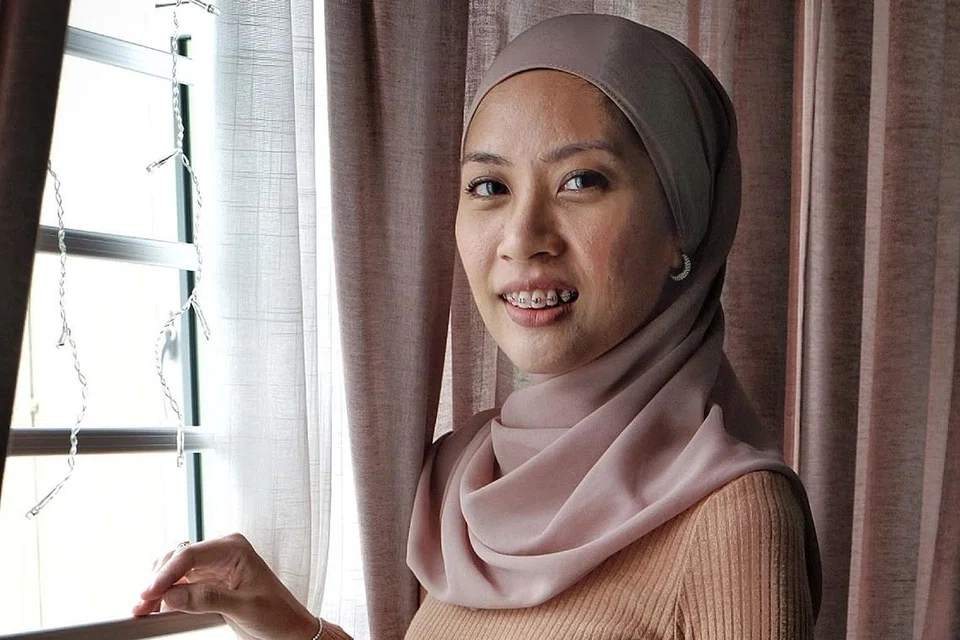 BINA KERJAYA BARU: Kini bertugas sebagai eksekutif media dan perhubungan di sebuah persatuan perniagaan, Cik Nursyahirah tetap optimis mengenai pemulihan sektor penerbangan dan tidak menolak kemungkinan menyertainya semula suatu hari nanti. - Foto BM oleh KHALID BABA