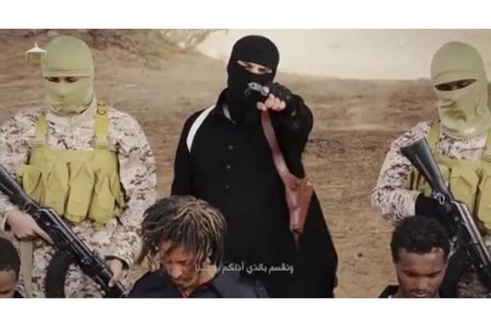 PENGGANAS: Militan IS berdiri di belakang sebahagian daripada 30 penganut Kristian Habsyah di Wilayat Fazzan, Libya, yang dikatakan dipancung mereka pada April 2015. Muslim yang mengikuti ajaran salaf tidak melakukan pengganasan sembarangan. - Foto REUTERS