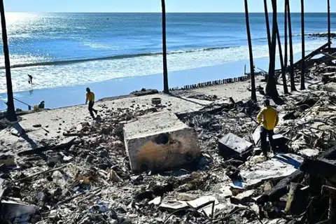 Ramai mangsa yang terdesak untuk pulang ke rumah, diberi masa beberapa saat sahaja untuk mengambil ubat-ubatan atau pakaian kerana bimbang angin kencang akan menyalakan semula bara api.