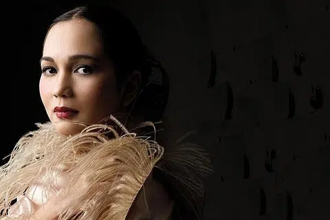 SHEILA MAJID: Membawakan lagu popular Antara Anyer dan Jakarta gubahan Allahyarham Oddie Agam. - Foto HUB SENSASI