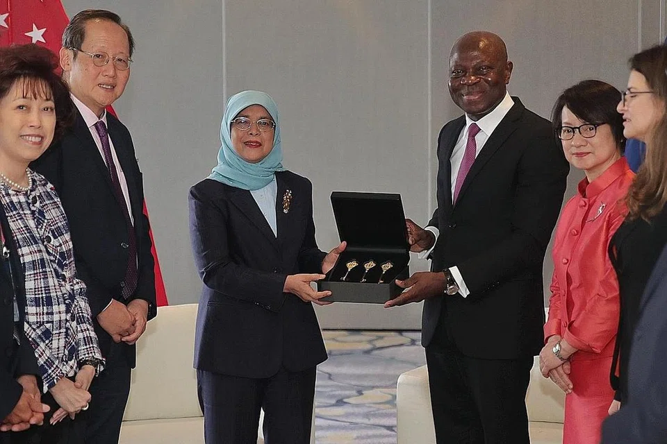 DIBERI PENGHARGAAN: Presiden Halimah diberi replika tiga kunci yang digunakan untuk membuka pintu pagar utama semasa perasmian Bangunan ILO di Geneva pada 1926. Tiga kunci itu simbolik bagi struktur tiga pihak ILO - pekerja, majikan dan pemerintah. Bersama beliau ialah Menteri Tenaga Manusia merangkap Menteri Kedua Perdagangan dan Perusahaan, Dr Tan See Leng (kiri), dan Ketua Pengarah baru ILO, Encik Gilbert F. Houngbo. - Foto BH oleh GIN TAY