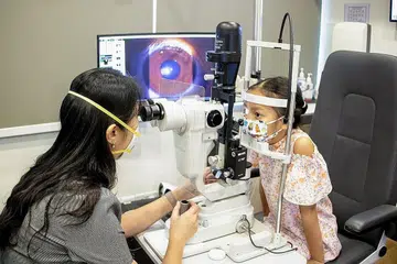 DAPATKAN RAWATAN PAKAR: Alana (kanan) dibawa, ibunya, Dr Fock Ee-Ling, berjumpa Konsultan Pakar Optalmologi, Dr Ceryl Ngo (kiri), untuk memeriksa mata anaknya. - Foto BH oleh SHAH RIZAL BAHARUDIN