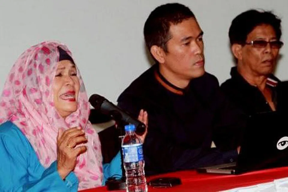 MEMBERIKAN PENJELASAN: Keluarga AR Tompel sanggup mengadakan sidang media untuk membersihkan nama baik pelakon itu ekoran paparan negatif mengenai AR Tompel dalam biopic Saloma. Antara yang hadir dalam sidang media itu termasuk (dari kiri) bekas isteri AR Tompel Ruminah Sidek, Adlin Aman Ramlie dan Badul. - Foto MSTAR.COM.MY