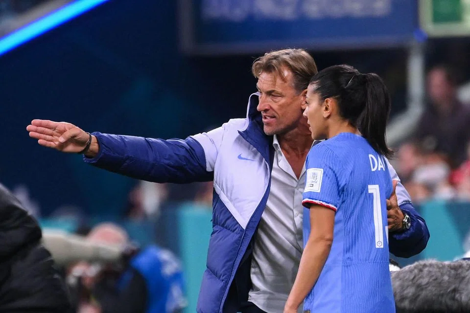 BERI ARAHAN: Pengurus Perancis Herve Renard (kiri) beri arahan kepada Kenza Dali semasa perlawanan antara Perancis dan Jamaica.