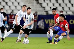MAHU MULA MENANG: Lionel Messi (kiri) beraksi dalam perlawanan Copa America antara Argentina dengan Chile yang berakhir seri 1-1 di Rio de Janeiro kelmarin. - Foto EPA-EFE