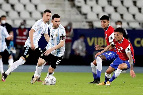 MAHU MULA MENANG: Lionel Messi (kiri) beraksi dalam perlawanan Copa America antara Argentina dengan Chile yang berakhir seri 1-1 di Rio de Janeiro kelmarin. - Foto EPA-EFE