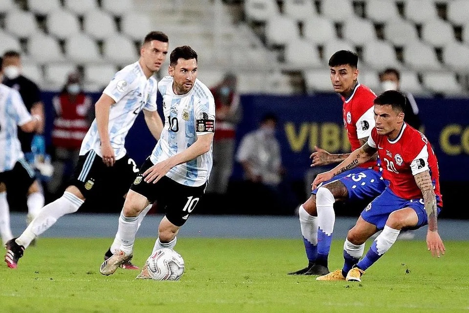 MAHU MULA MENANG: Lionel Messi (kiri) beraksi dalam perlawanan Copa America antara Argentina dengan Chile yang berakhir seri 1-1 di Rio de Janeiro kelmarin. - Foto EPA-EFE