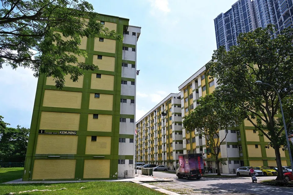 FLAT TERJEJAS: Penduduk di Blok 1 dan 2 Spooner Road – tidak jauh dari Kampong Bahru Road berhampiran Tanjong Pagar – perlu mengosongkan flat sewa mereka menjelang akhir September 2024. 